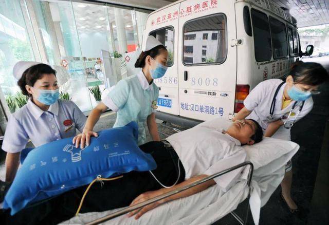 猝死的人逐渐增多！医生劝告：吃饱饭宁愿坐着，也不要做这5件事