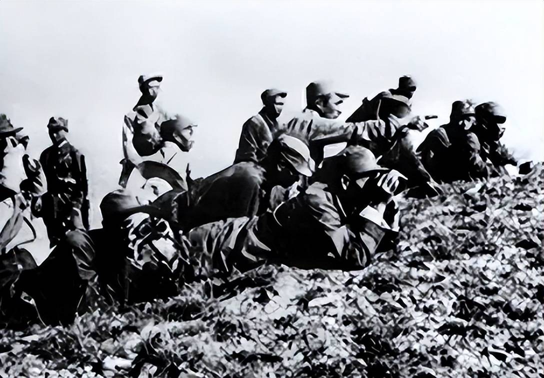 原创            抗联部队陷入日军重围，女副政委突然举枪，瞄准了身为恋人的师长