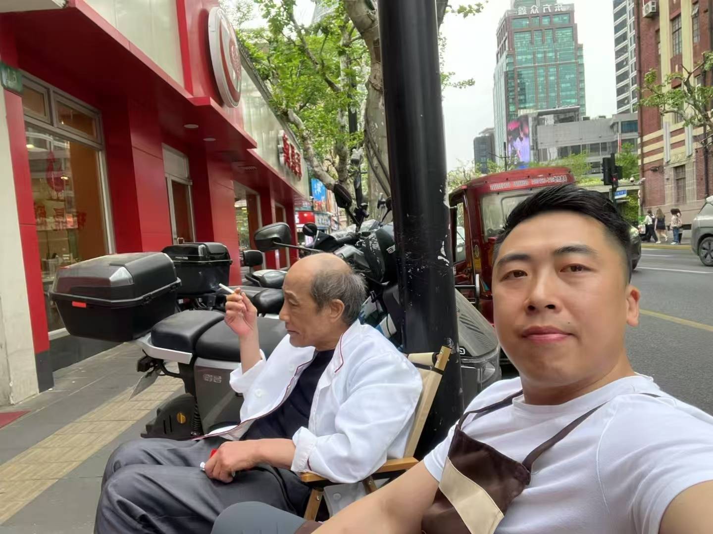 沪上网红“阿大葱油饼”开业近一月，老板吴志勇：10元一个有的赚，但压力不小