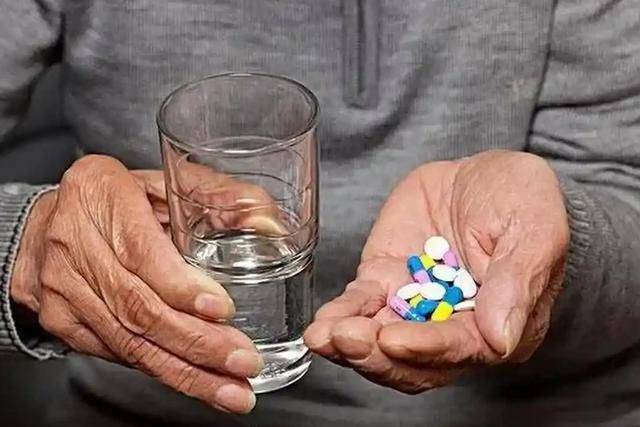 65岁大爷高血脂并发症去世，劝告：长期吃降脂药，注意这3个误区