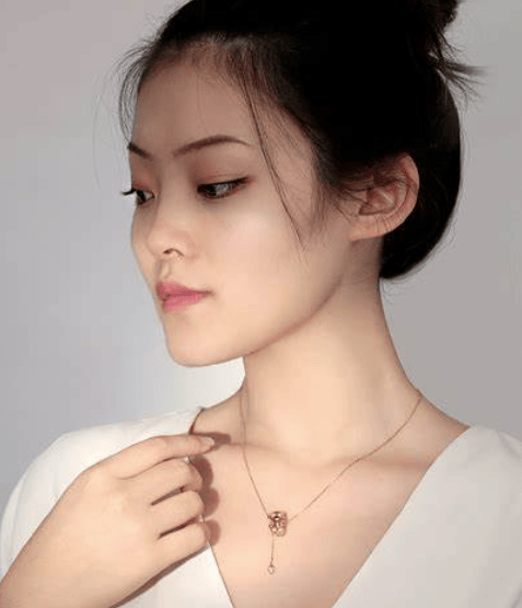 原创            艾米拍照时把项链摘了