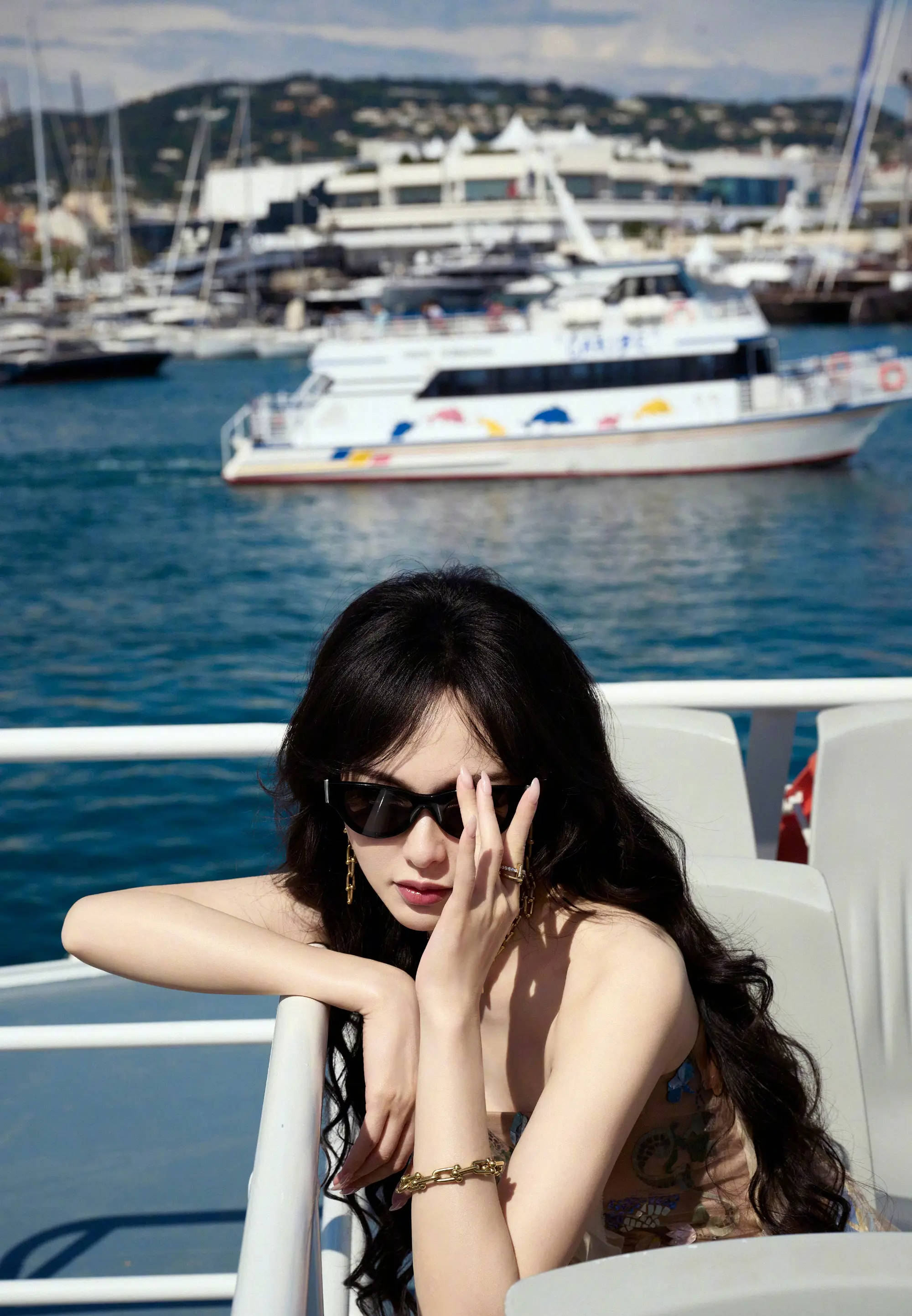 唐嫣穿抹胸长裙性感撩人 大波浪造型戴墨镜姐感十足