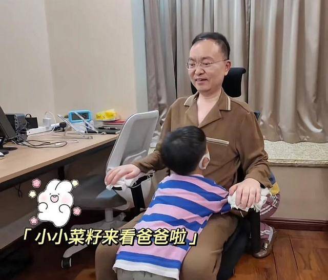 蔡磊用眼控仪和儿子交流围棋