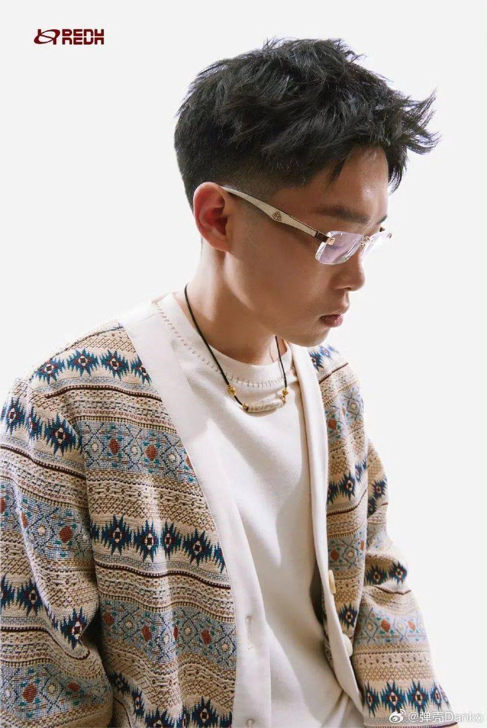 弹壳晒最新写真！变这么嫩了？