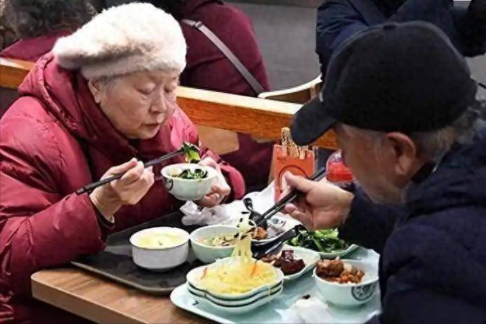 多吃含花青素的食物，能延缓衰老？医生：老人补充花青素需要注意