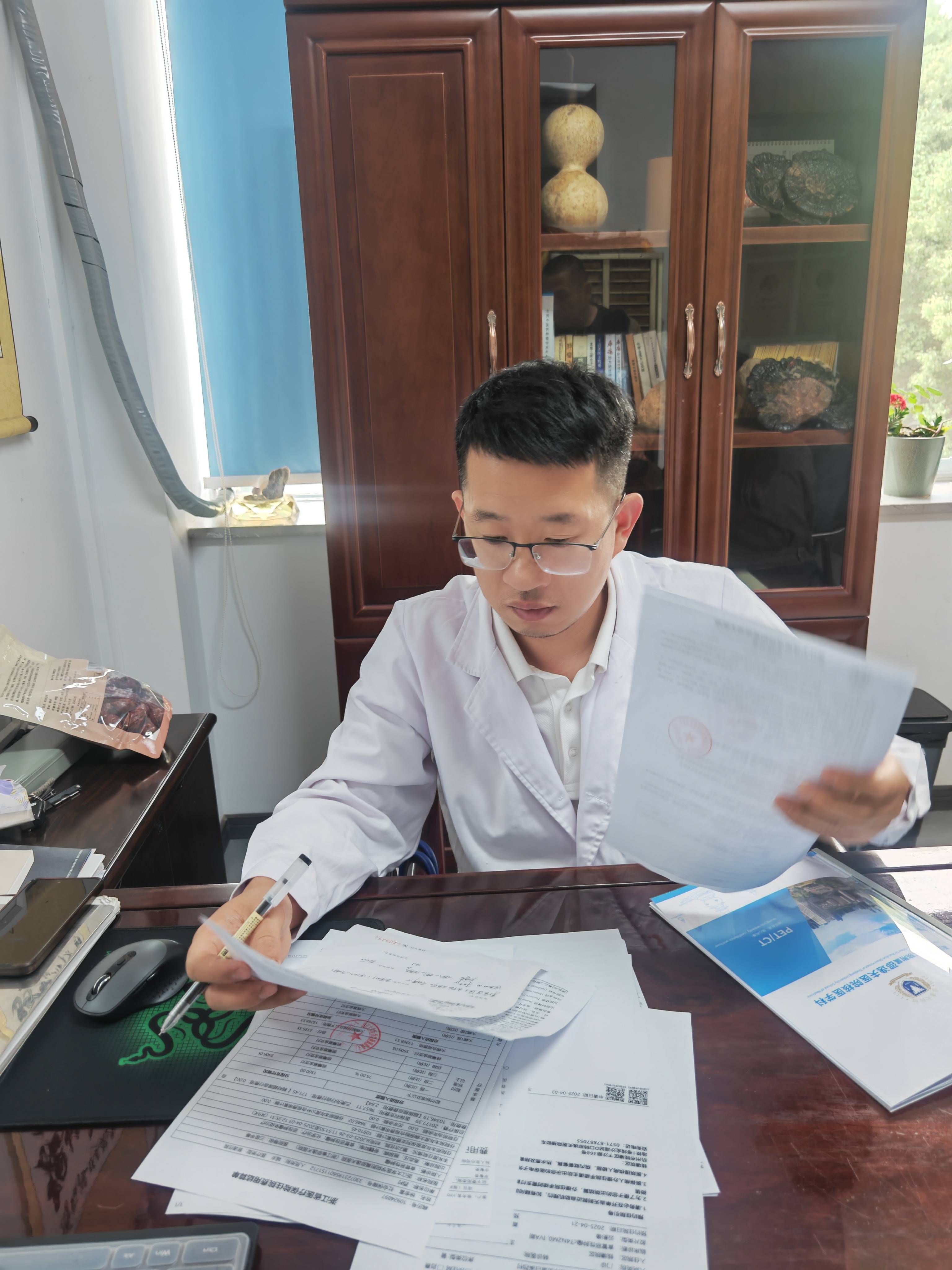 金华艾克医院丨中医整体调理：破解老年人痛风的代谢困局