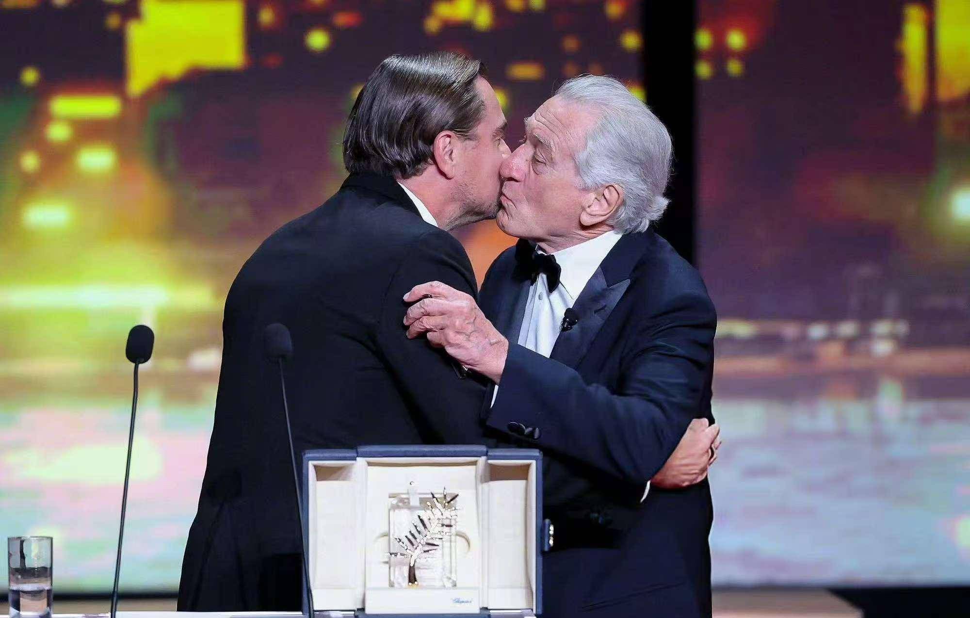 ​​罗伯特·德尼罗获戛纳终身成就奖，“小李子”为他颁奖