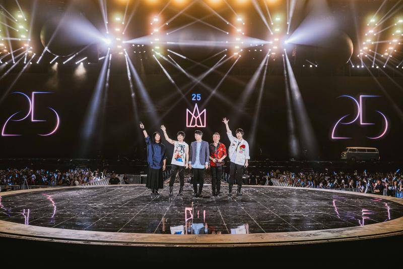 五月天巡演香港场落幕 录下歌迷《任性》的歌声