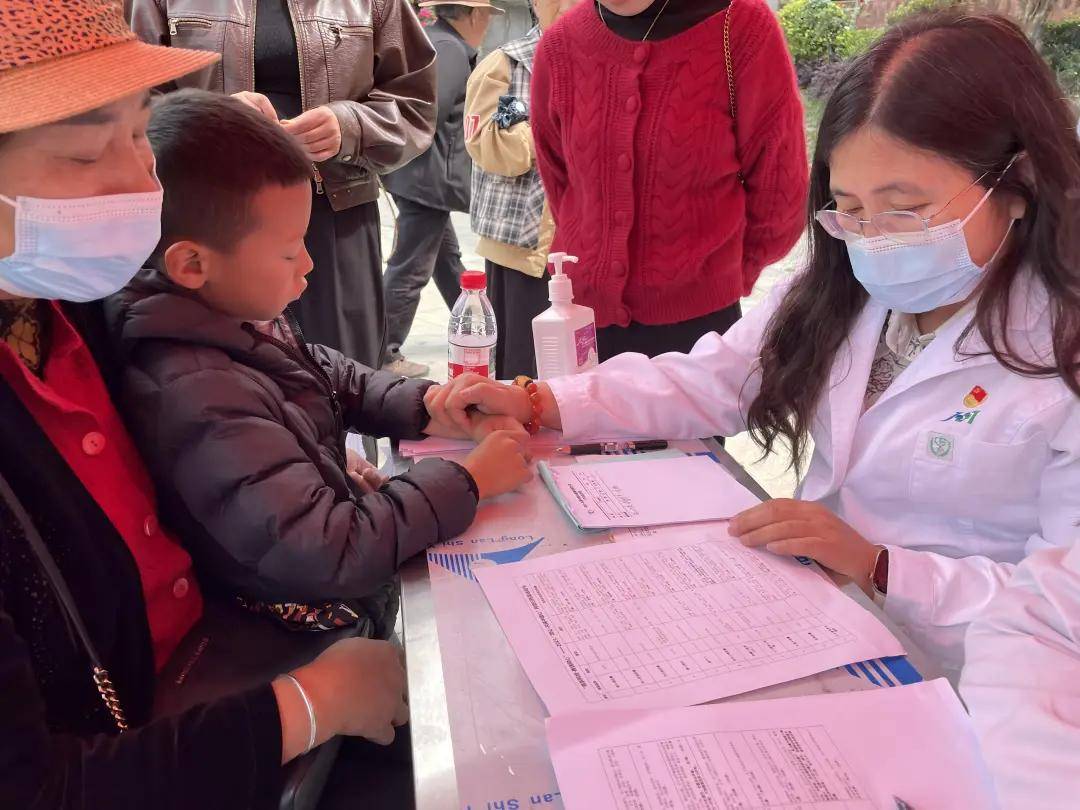 北京专家金川义诊 双语诊疗架起“连心桥”