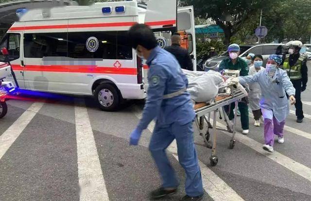 49岁男子突发脑溢血离世，医生苦劝：夏天再热，也不要做这几件事