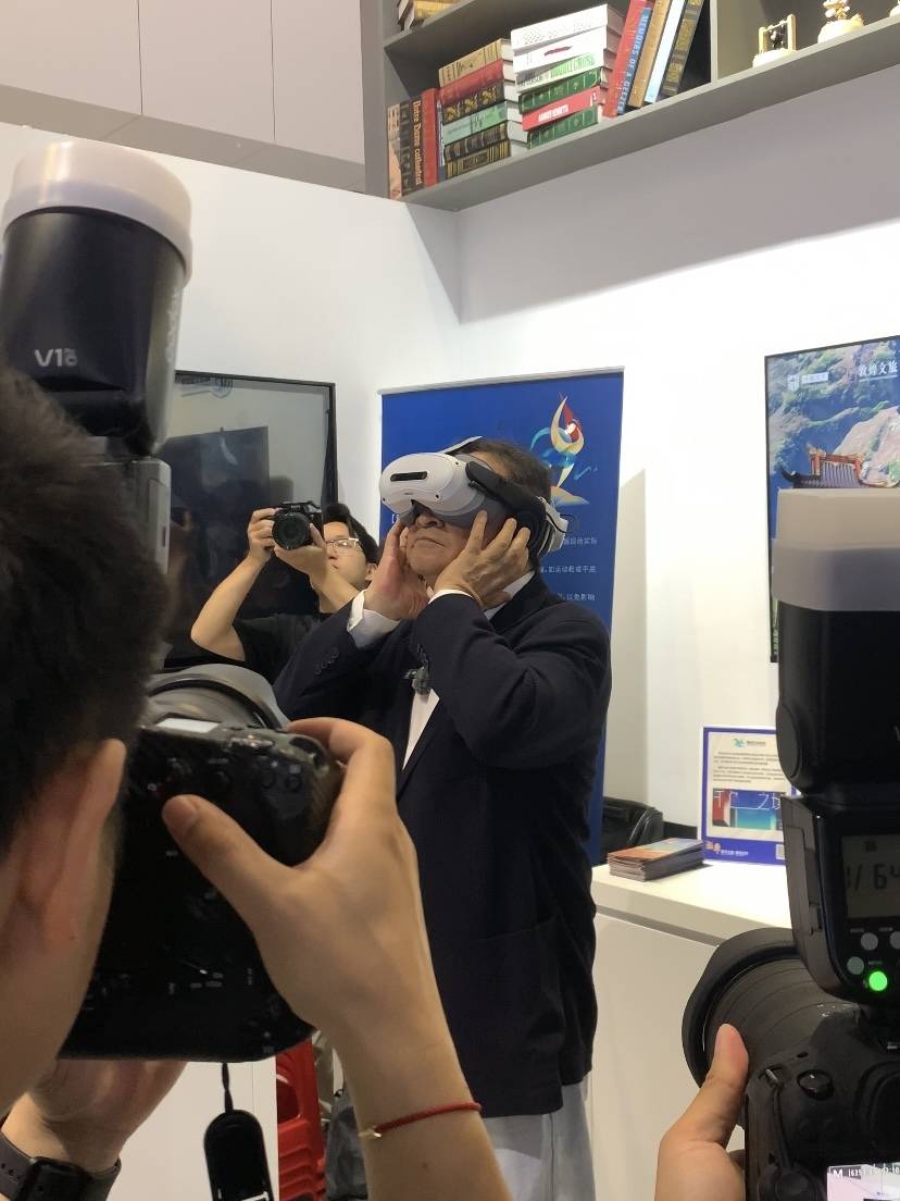 著名艺术家姜昆亮相深圳文博会：龙华正以"高科技"为笔，书写文化创新答卷