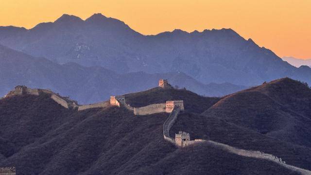 河北滦平：夕阳映照下，金山岭长城油画般美丽