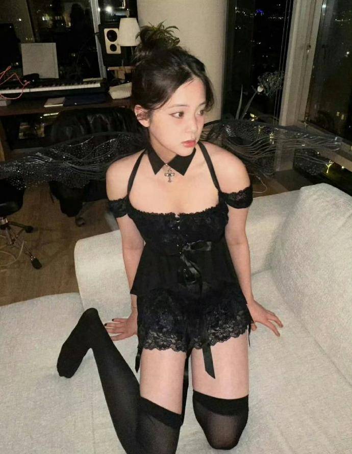 欧阳娜娜也太敢穿了吧！直接贴脸开大。