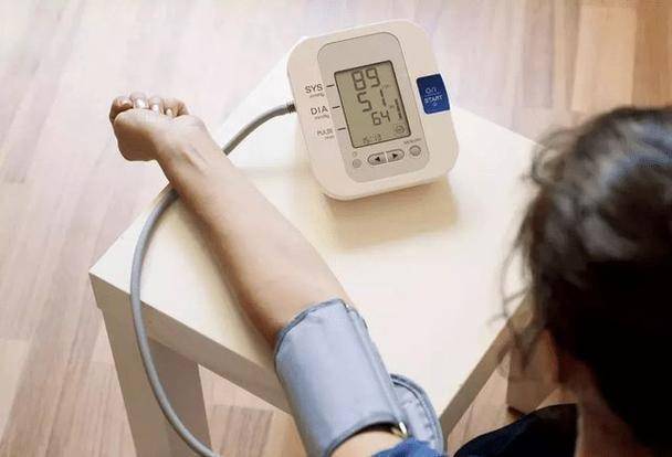 53岁大妈吃降压药掰两半吃，丧失意识！医生：这些药不能掰开吃！