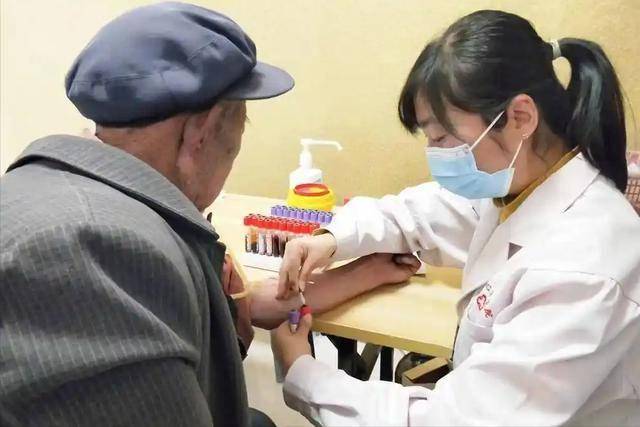 医生直言：尿酸居高不下，却一辈子没痛风的人，3个习惯雷打不动