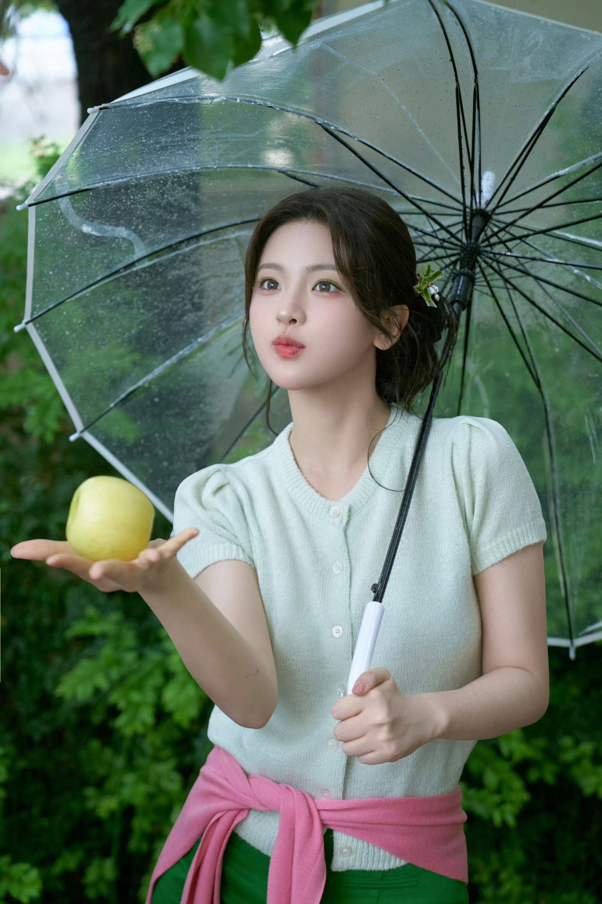 女星杨超越温馨时光：遇见甜蜜满分的你！