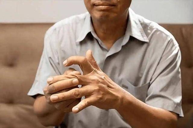 尿酸高的人，不能吃玉米？医生坦言：想要降尿酸，建议少吃4物