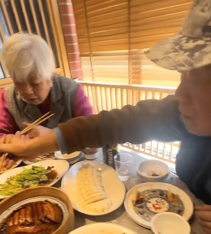 原创            高亮去世后高明首现身！模样惹人疼，遗孀发长文：希望你借命而生