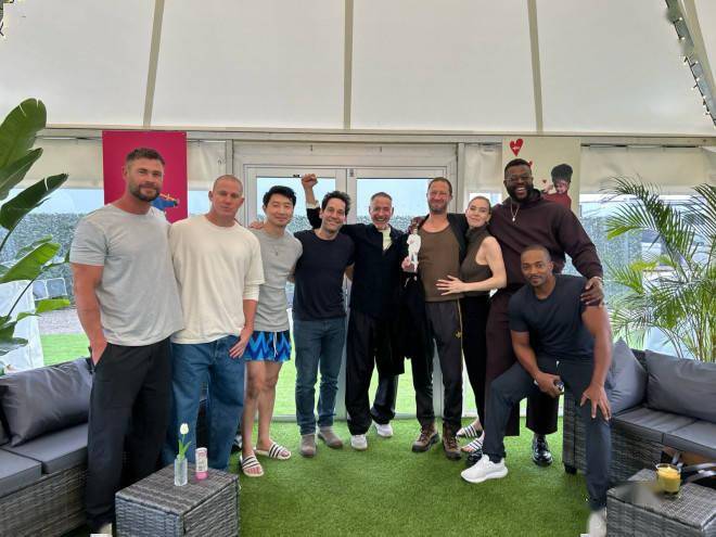 《复联5》开拍合照！锤哥、小唐尼、凡妮莎等现身