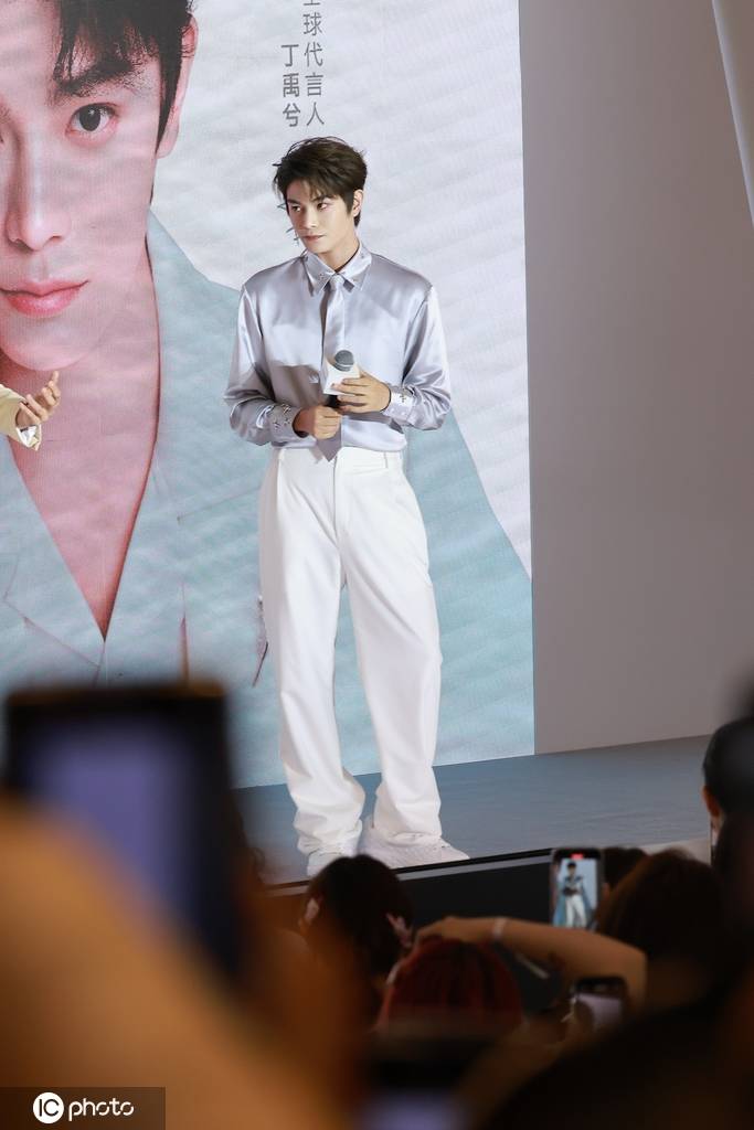 丁禹兮出席韩束品牌活动 丝绸银衬衫造型时尚矜贵