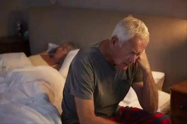 人有没有脑供血不足，睡觉知道？提醒：脑供血不足睡觉常有3异常