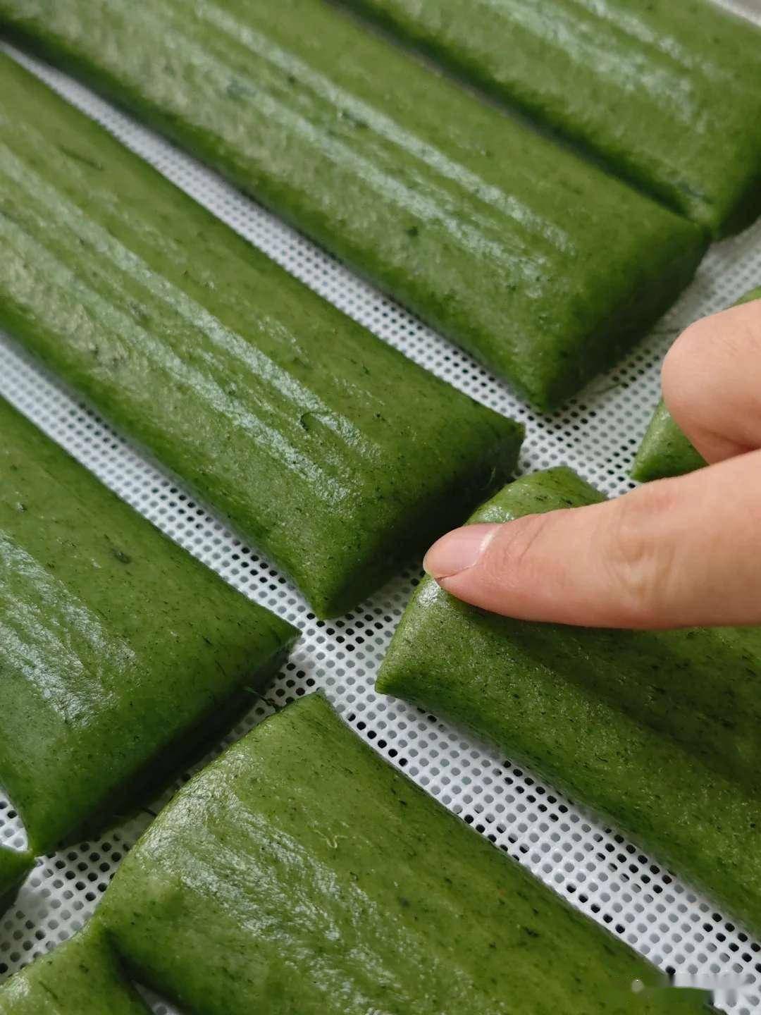 艾草糕祛湿不发硬技巧，鲜艾焯水挤汁和面，驱寒除湿护脾胃