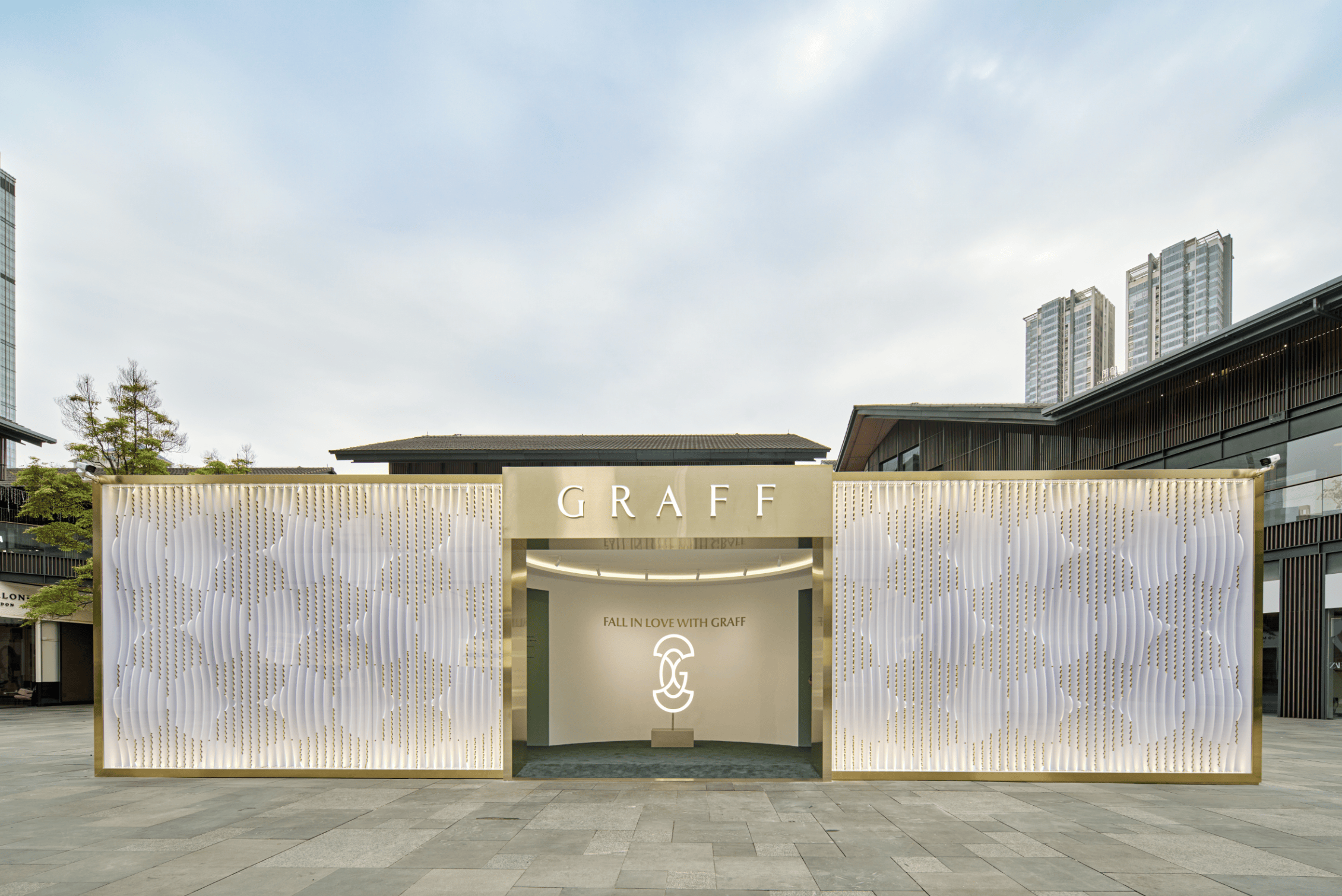 打造浪漫氛围感，珠宝、腕表品牌破圈抓新