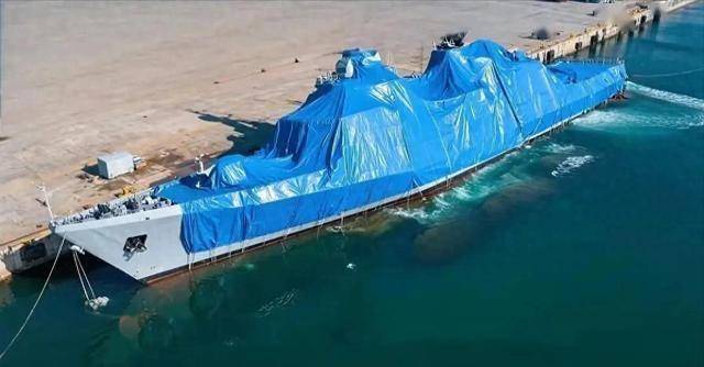 朝鲜驱逐舰侧翻第六天，起重船终于到了，换成中国不会有这种事故