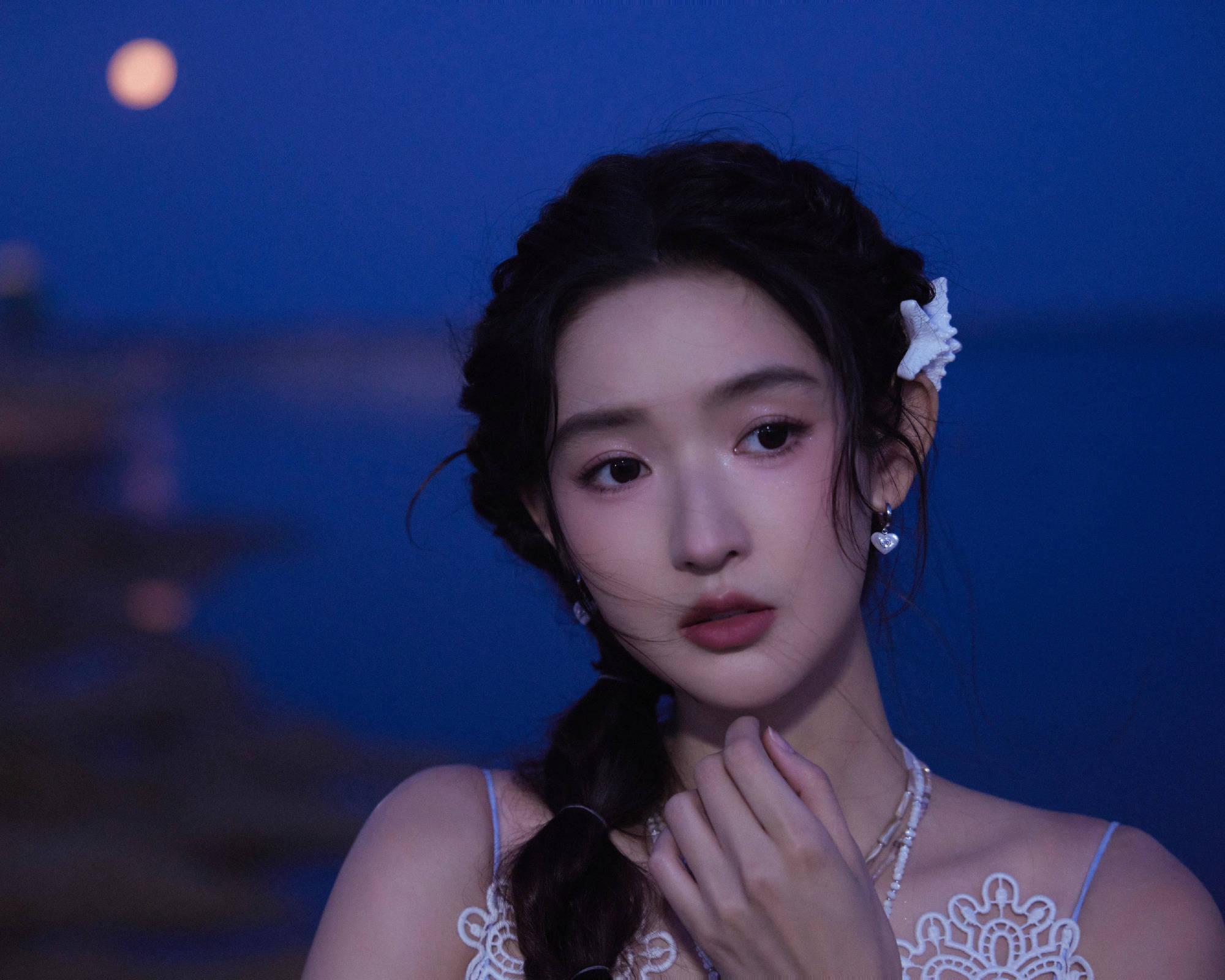 王玉雯穿白蓝色吊带长裙清冷优雅 夜色海边拍照氛围感满满