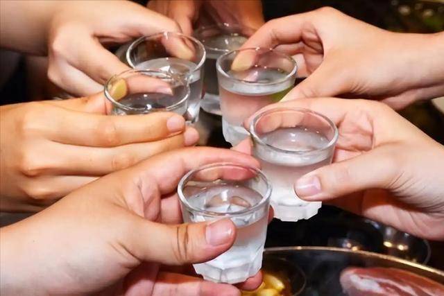 高血压患者一口酒都不能喝？医生：若坚持喝酒，这3个后果要知道