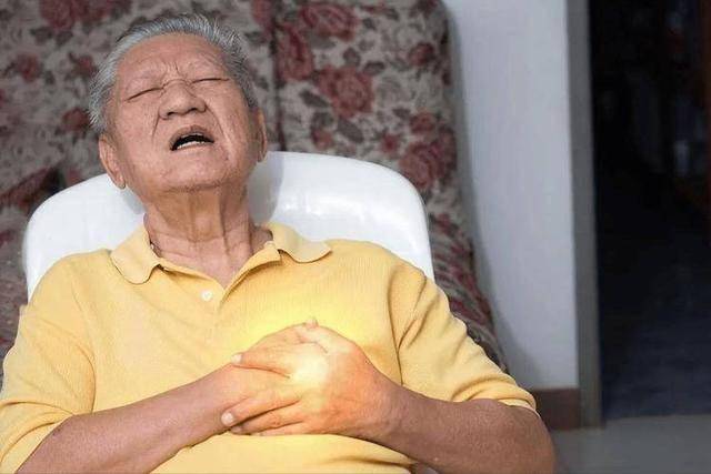 医生坦言：肝硬化早期除了疼痛，还有这3个异常，注意观察早就医