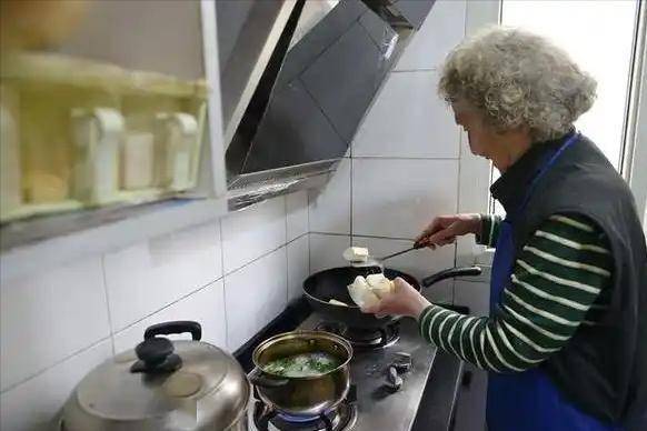 医生直言：炒菜习惯一换，胃病少一半，建议改掉4习惯，看你有吗