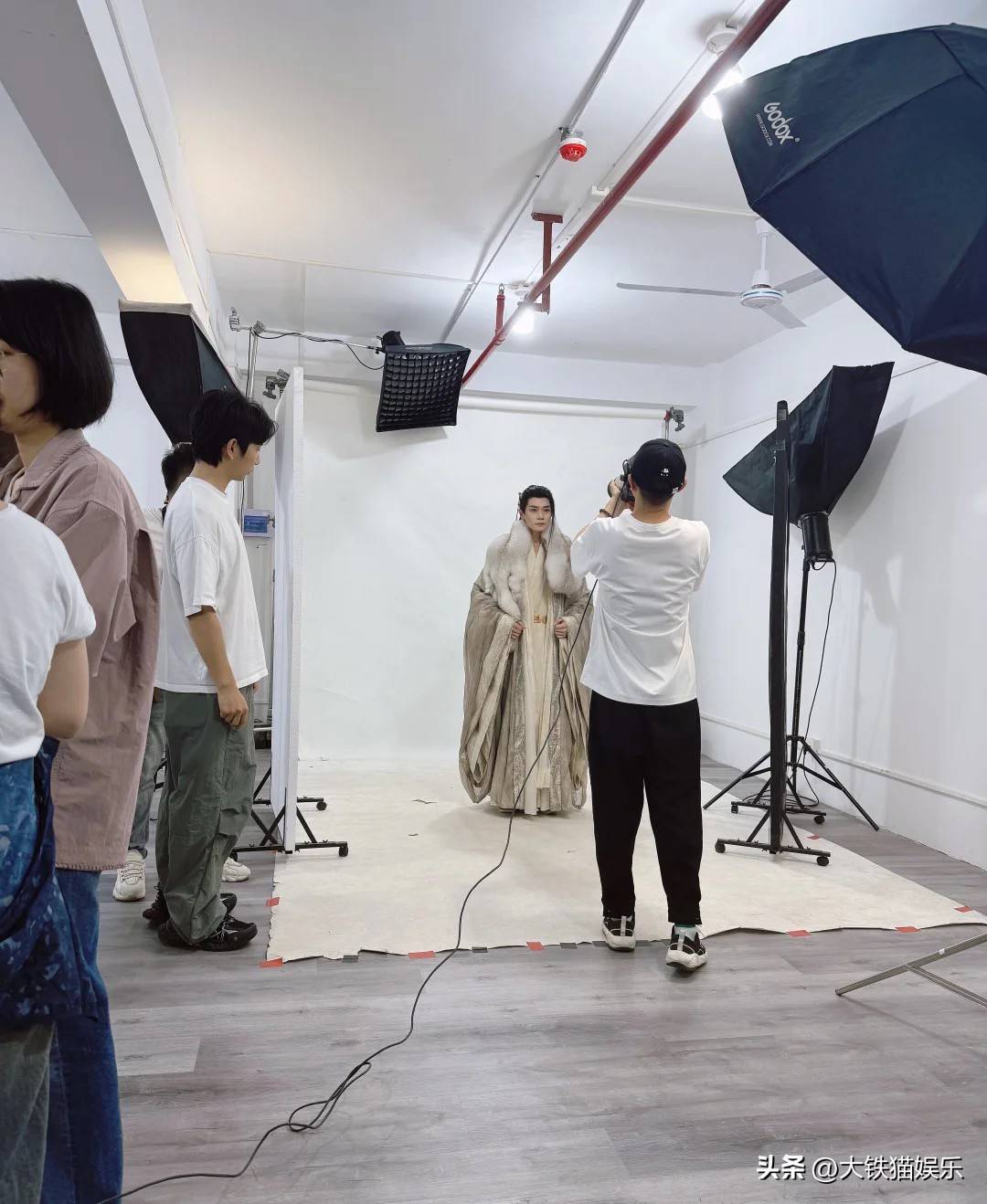 原创            于正谁红找谁演？曹骏《玉茗茶骨》世子扮相一出，帅得像180身高