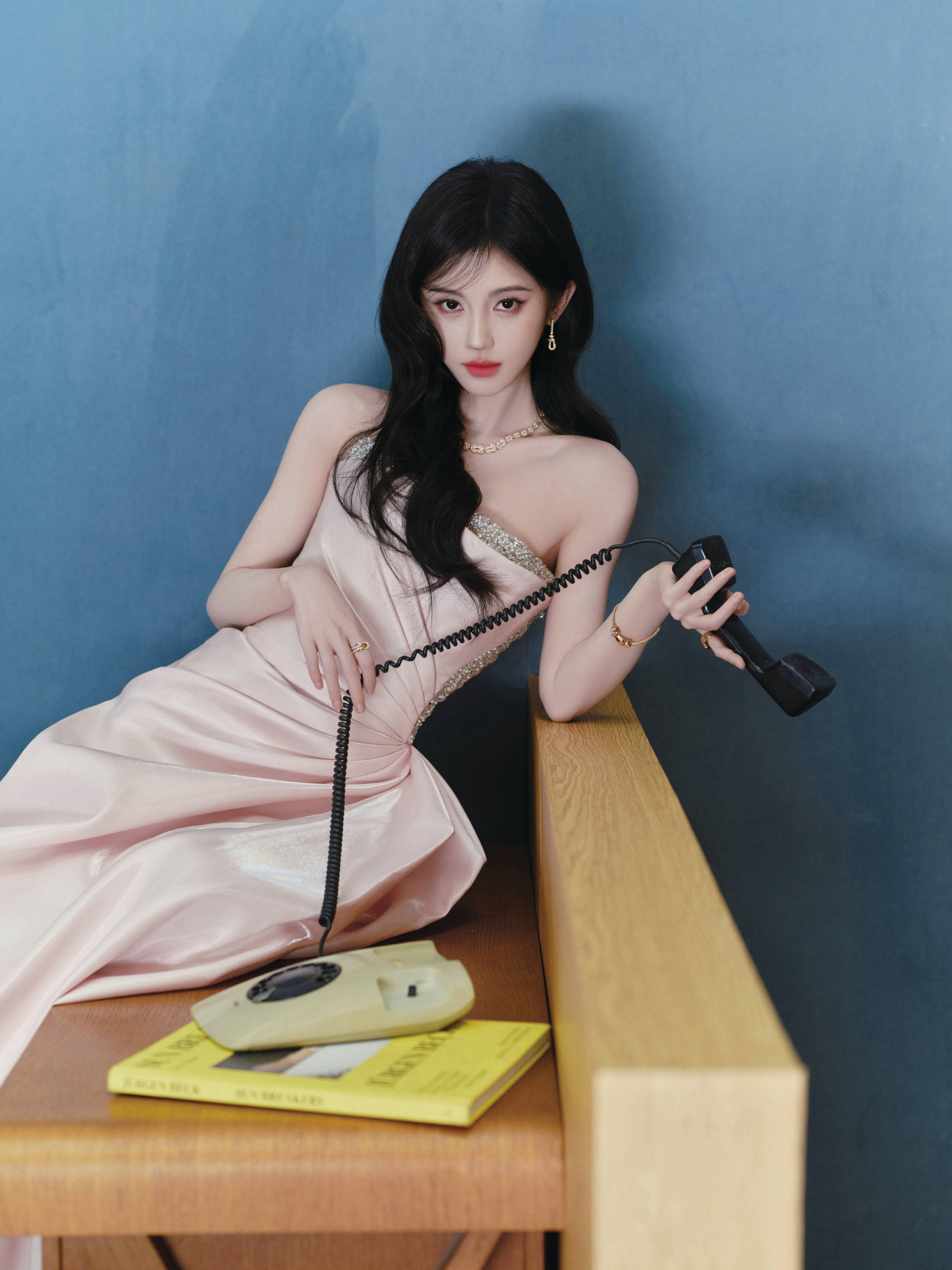 鞠婧祎穿粉色百褶长裙温柔优雅 头戴羽毛装饰又纯又欲