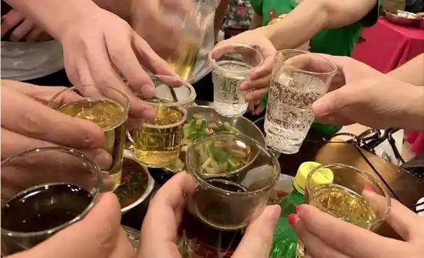 肝强不强壮，喝酒先知？医生：肝脏不好的人，喝酒常有3种反常