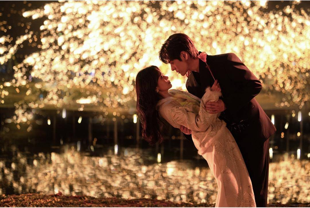 《你是迟来的欢喜》杀青，魏哲鸣郑合惠子双视角暧昧极致心动