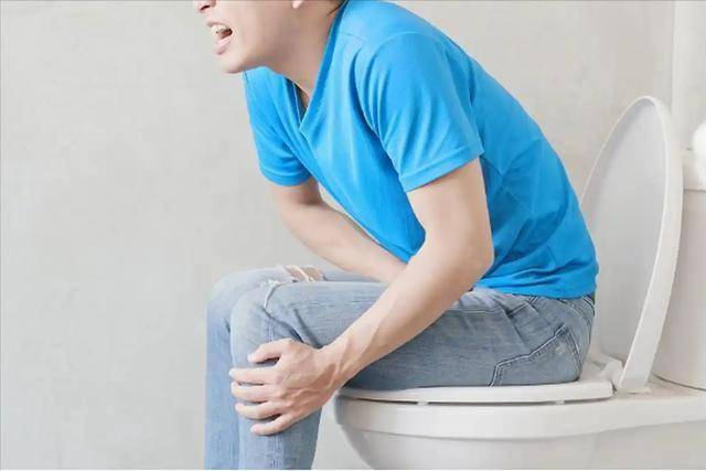 肠梗阻和喝水有关？医生建议：要想肠道畅通，喝水牢记“这3点”