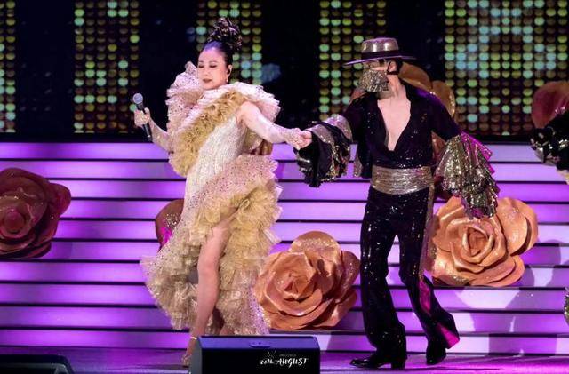 原创            78岁路走不利索，还开演唱会！无儿女的她拼命赚钱，留给谁花?