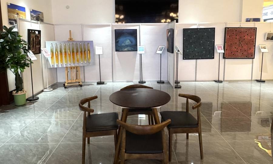 珠峰脚下开启艺术对话， “巅峰绘梦·沪藏情深——定日珠峰当代艺术展”开幕