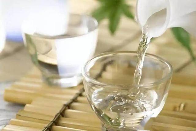 喝水就能降尿酸？研究发现：要想尿酸降的快，喝水牢记“这3点”