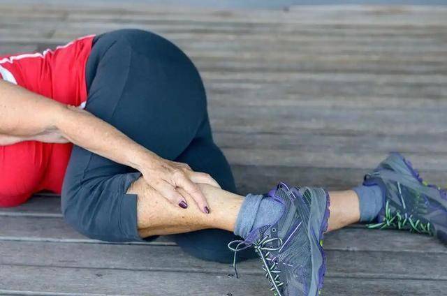 小腿是高血脂的 “测量仪”？提醒：小腿4个症状，血脂或早已超标