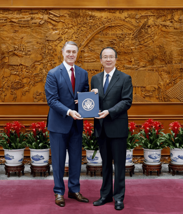 外交部部长助理兼礼宾司司长洪磊接受美国新任驻华大使递交国书副本