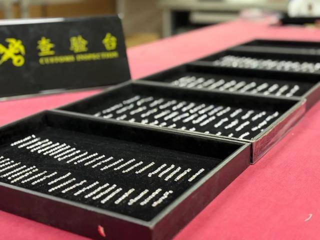 一旅客将2003粒钻石藏在卫生巾里