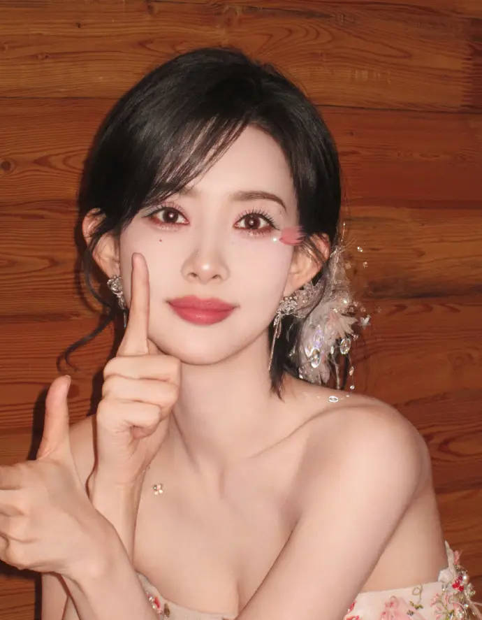 孟子义穿粉色抹胸长裙化身花仙子 侧盘发造型优雅大气