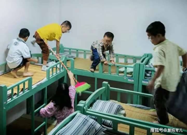 班主任支招：一年级小孩都到下半学期了还一直哭着要回来住，怎么办？