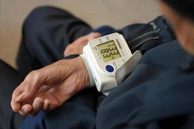 医生提醒高血压患者：一天中，2个时间测量血压最准，量对了吗？