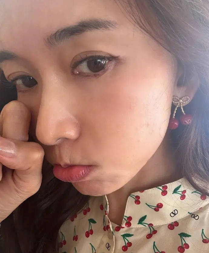 林志玲分享戛纳日常 抱儿子睡抱枕上导致脸过敏