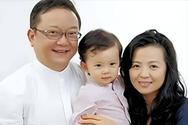 原创            老来得子的王刚，本可安度晚年，现在却为了儿子在舞台上“拼命”