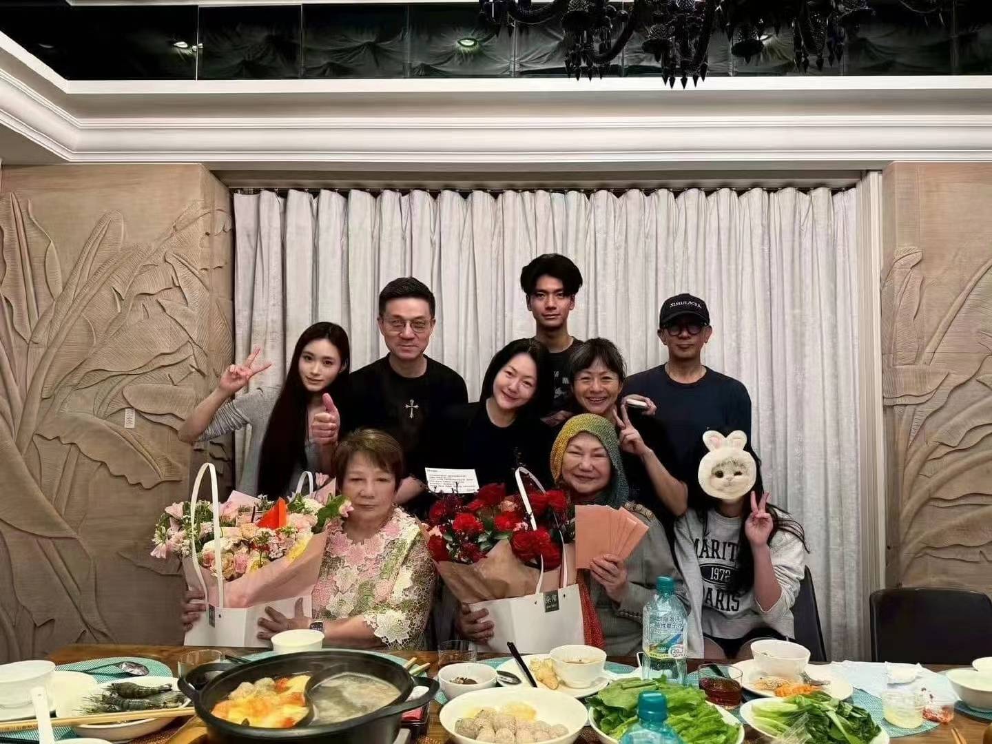 原创            S妈晒全家福，具俊晔又黑又瘦，显得孤单寂寥