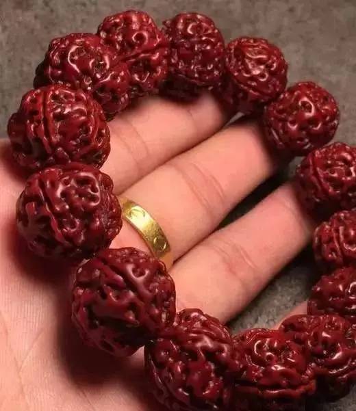 文玩盘玩：指尖的修行，岁月的沉淀